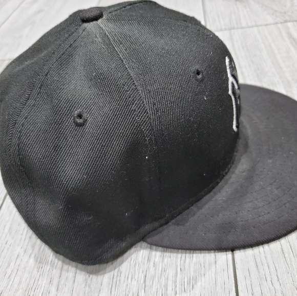 Selling Black & White New York Yankees Baseball Cap Size 7 1/8 - Picture 4 of 10